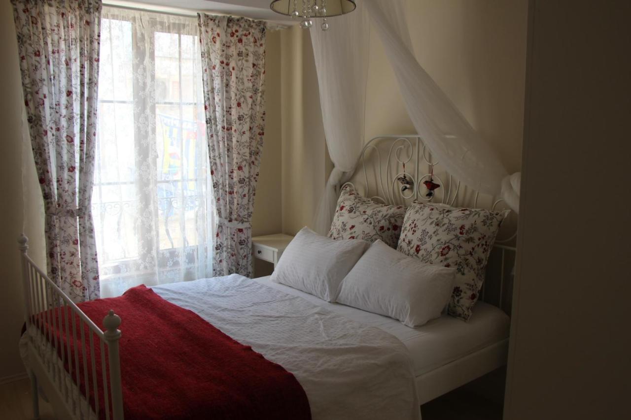 Kinzi House *